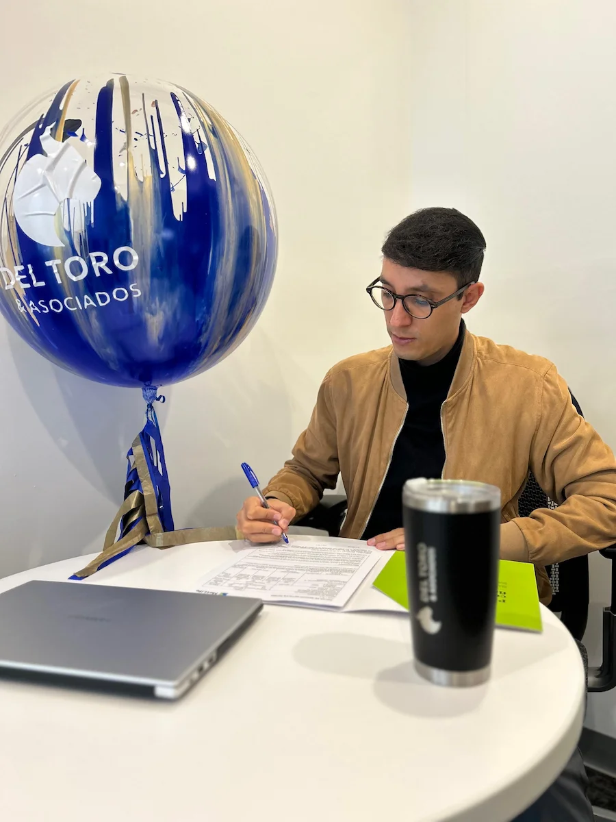 Cliente firmando solicitud
